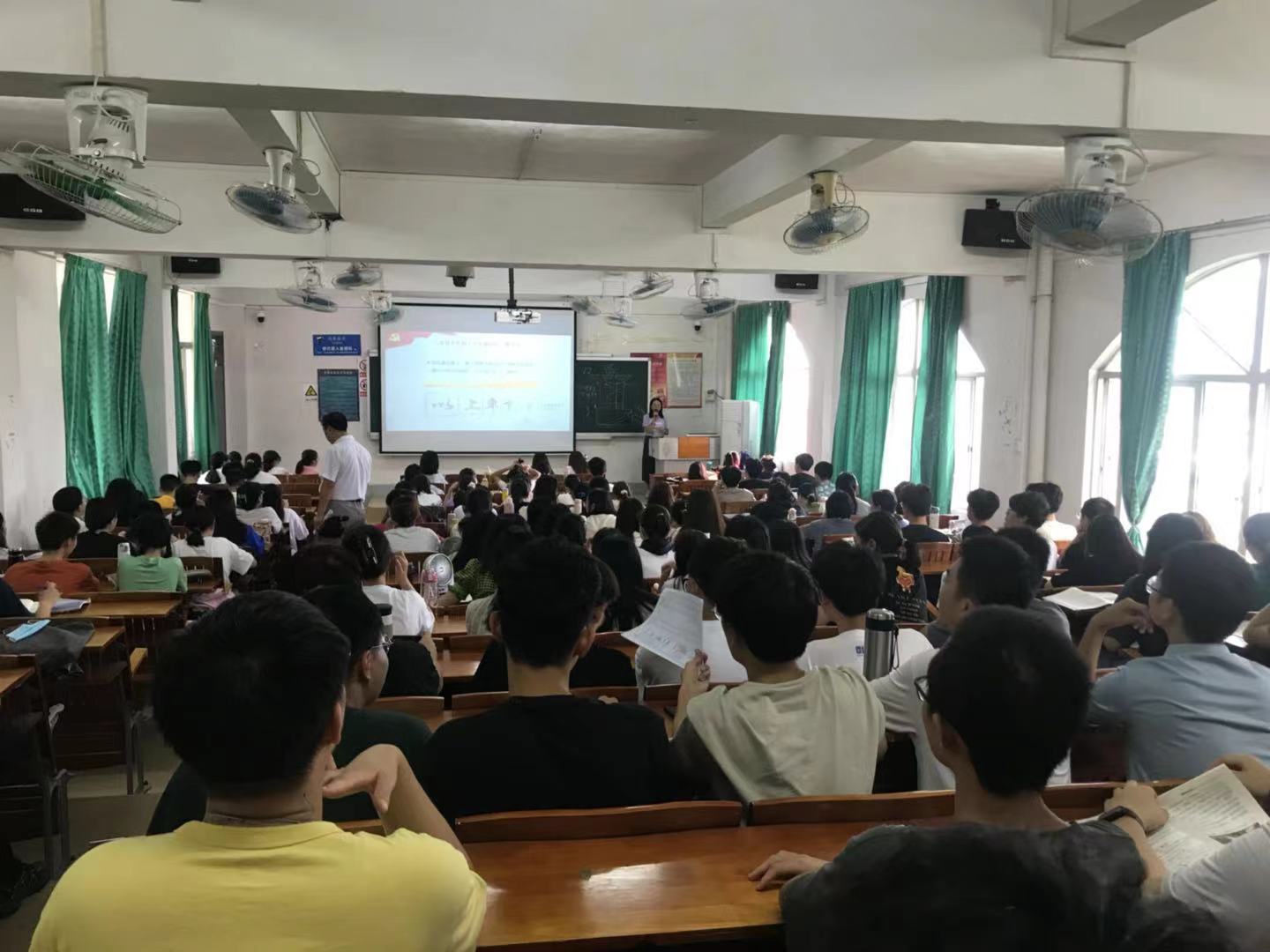 图2.林雯琛老师的课堂.jpg 图2.林雯琛老师的课堂.jpg