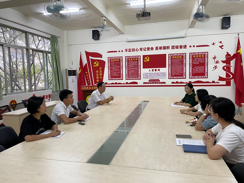 图3.评课活动现场.jpg 图3.评课活动现场.jpg