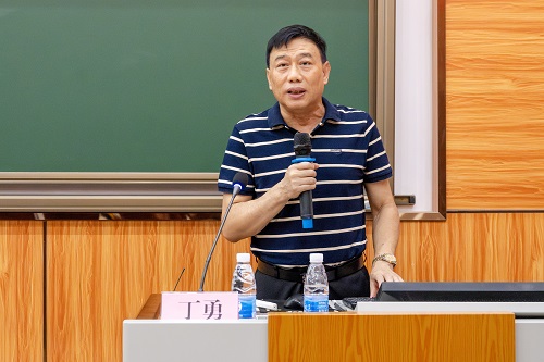 图1:丁勇作辅导报告